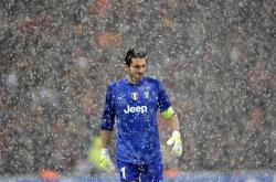 开云体育在线-冰与火之歌，雄鹿关键战突围吉林队，季后赛抢七铸就传奇