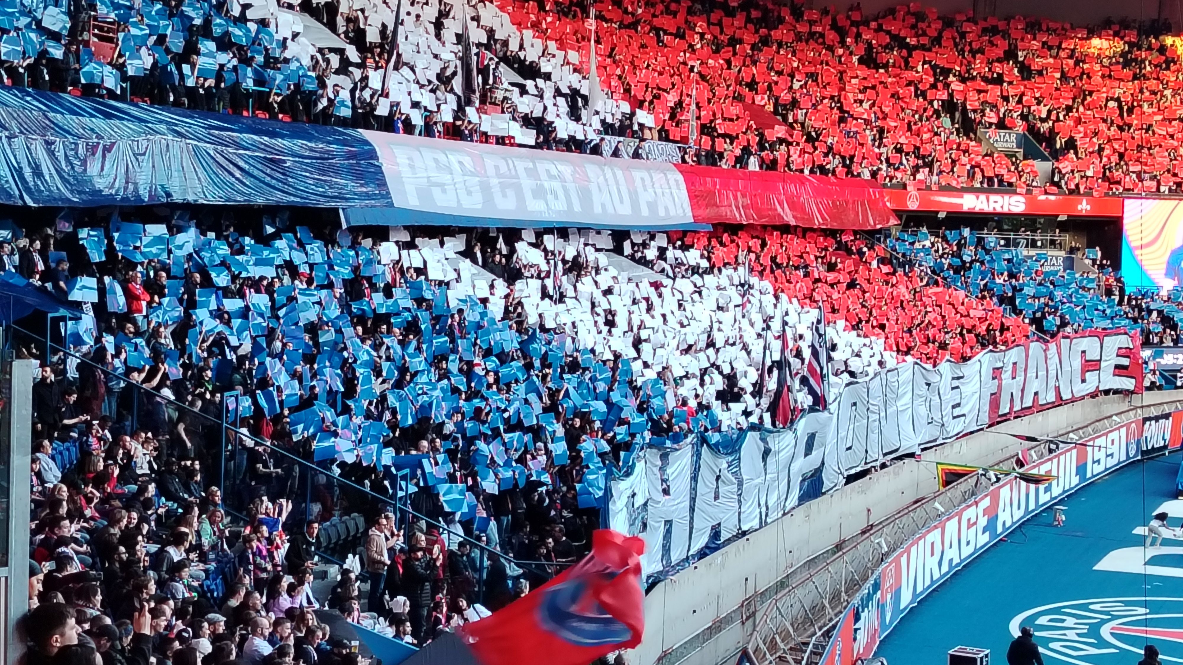 包含一场足球赛场风云变幻，球迷狂热呐喊的词条