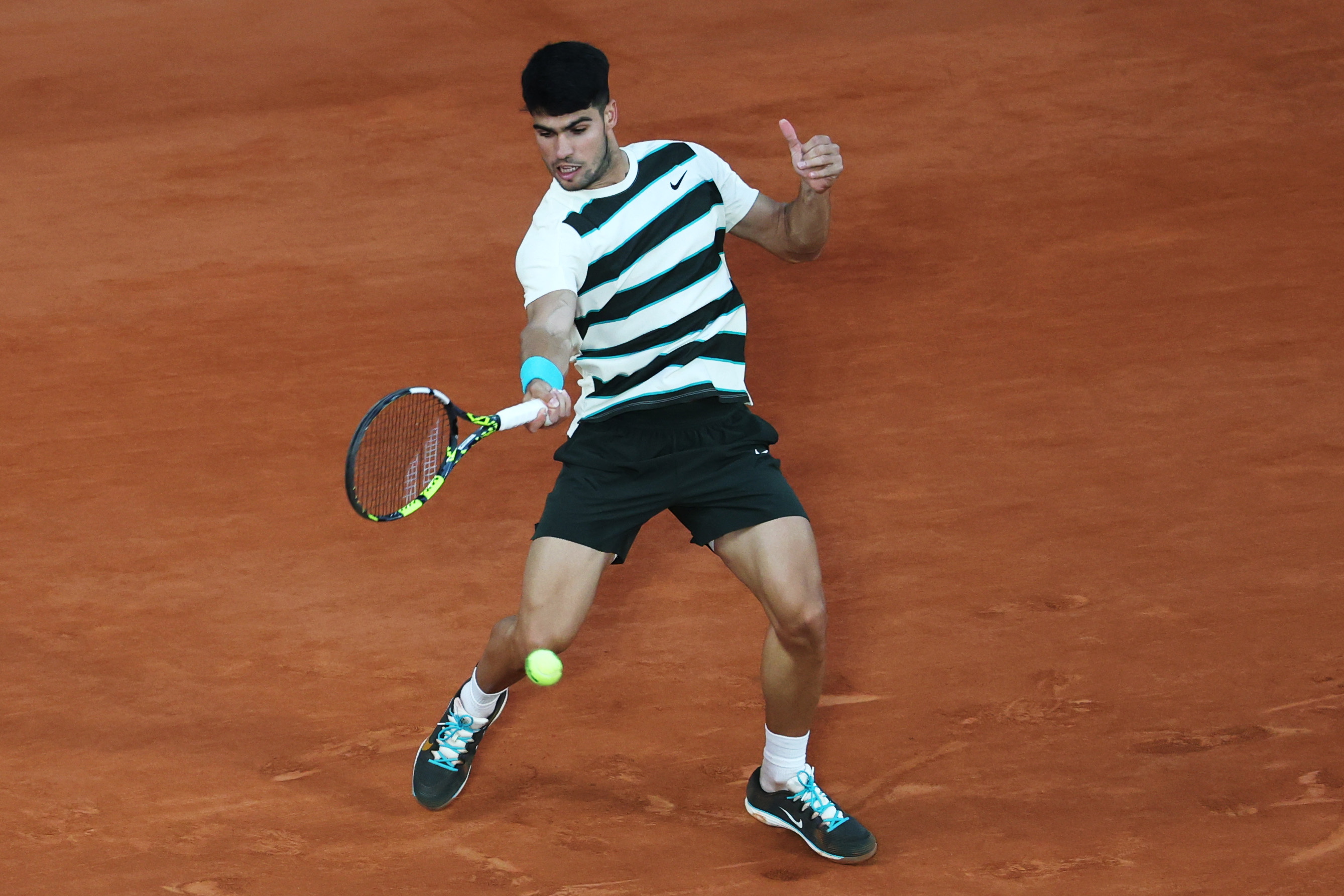 包含世界网球队强势法国网球队，阿尔卡拉斯送出助攻的词条