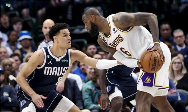 尼克斯碾压独行侠，霍勒迪刷新纪录