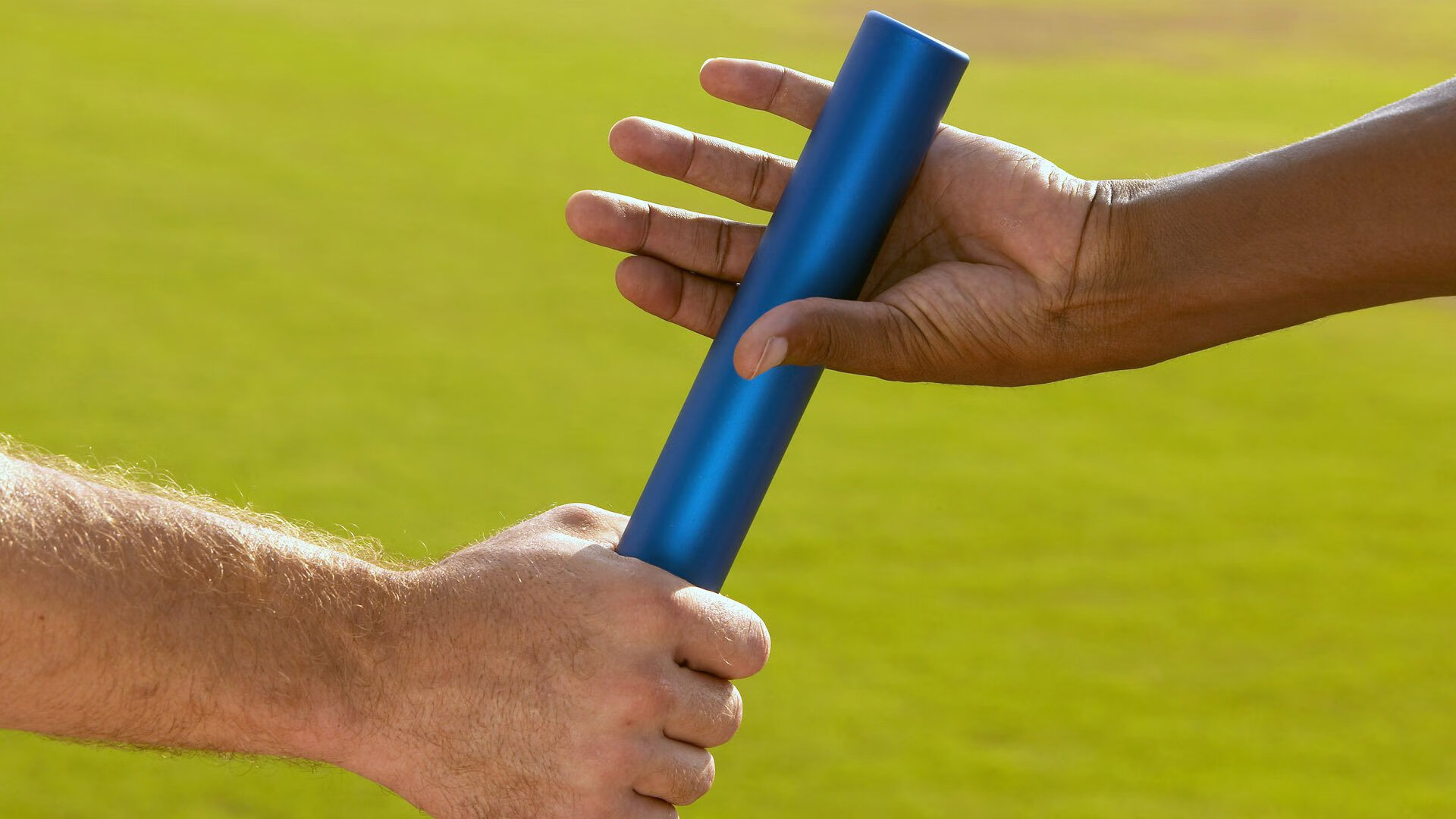 赛道与球场，F1揭幕战悬念与雄鹿深圳队的双重奏