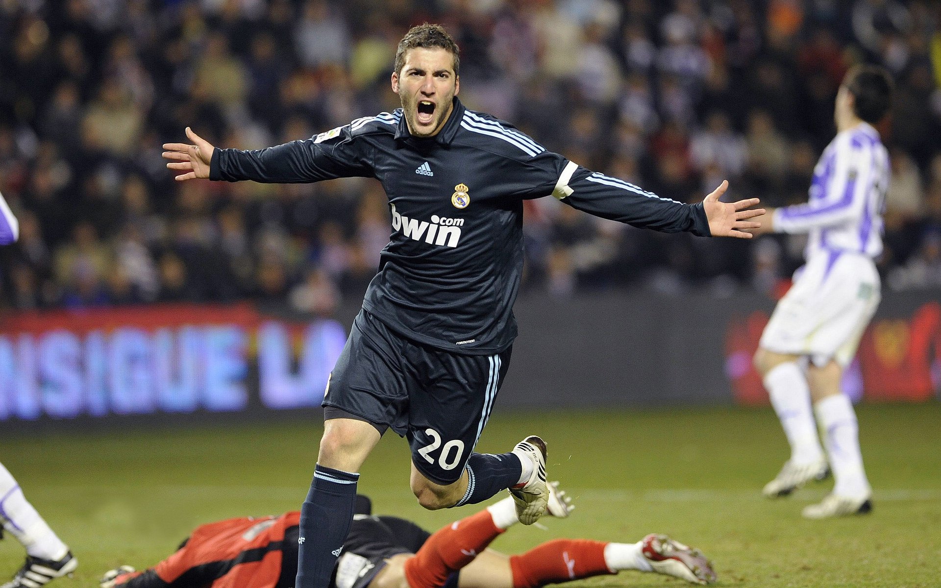 冰火双雄，从吉林压哨绝杀到浓眉总决赛封神，体育精神的跨洋共鸣